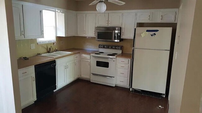 Building Photo - 1120 NE 9th St