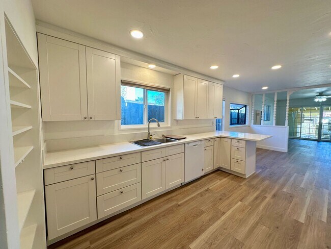 Foto del edificio - 3 br, 1.5 bath House - 704 Vine St Unit A
