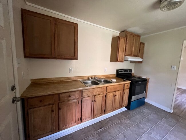 Building Photo - 2 Bedroom 1 bathroom -Central air and Heat