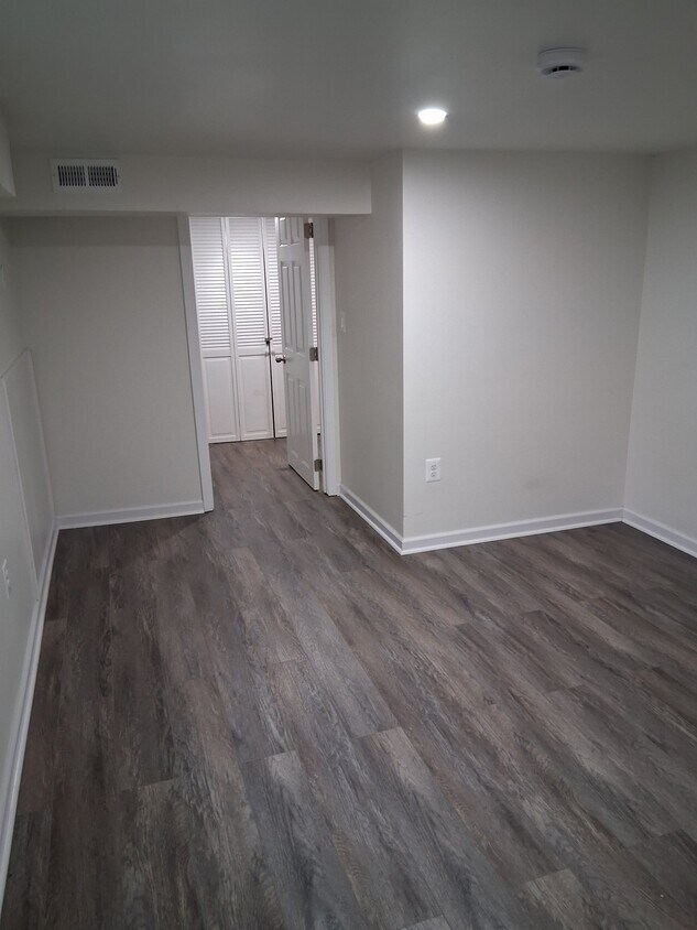 Foto del edificio - 7012 Warfield Rd