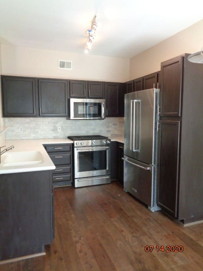 Foto del edificio - Stunning 2 BR/2 BA Lower Level Condo w/ 1 ...