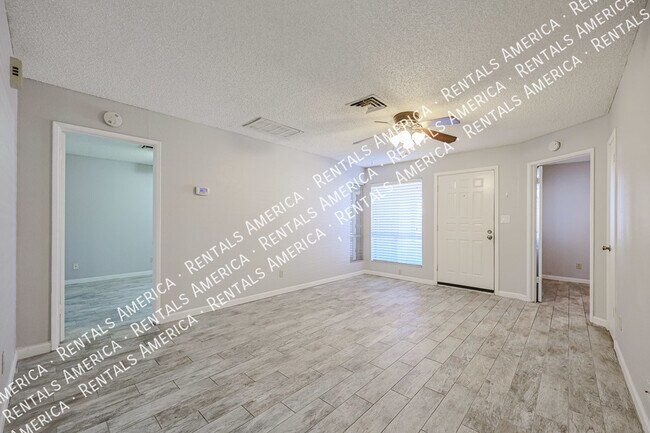 Building Photo - Spacious 2 Bedroom 2 Full Bath condo! GREA...