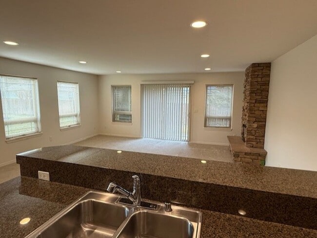 Building Photo - Spacious town home in small community.  Sp...