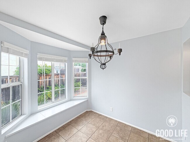 Foto del edificio - Inviting 2BD/1BA Gated Home in Vista with a 2 Car Garage, Private Yard & Community Amenities