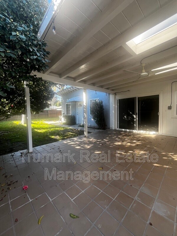 Foto del edificio - 337 S Beachwood Dr