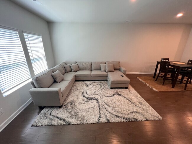 Foto del edificio - Room in Townhome on Memorial Pkwy