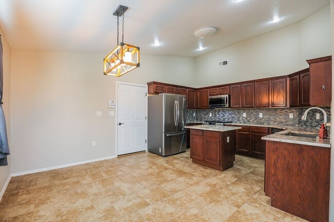 Building Photo - Spacious 3 Bedroom 2 Bath Home in Quiet Ne...
