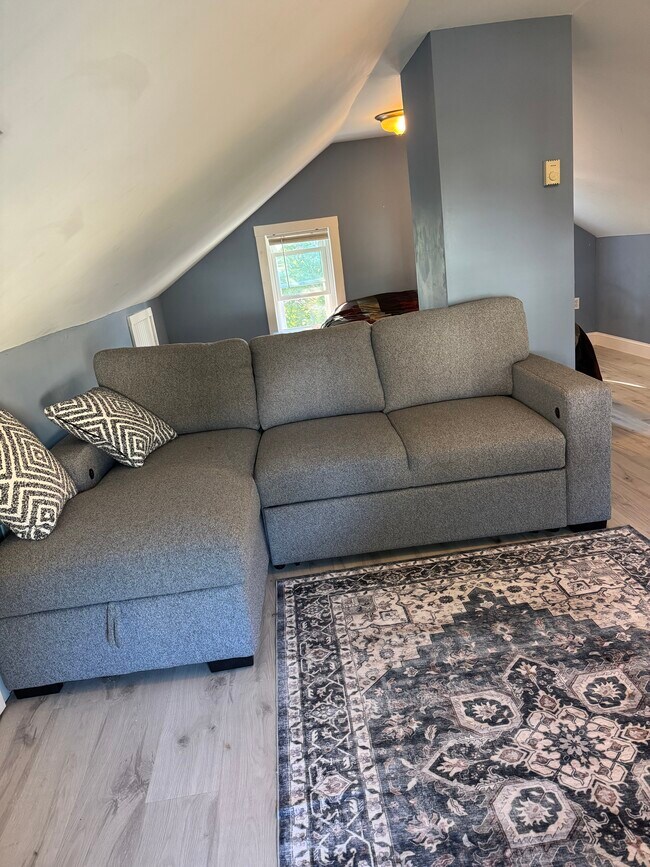 Private room + - 94 Elm St