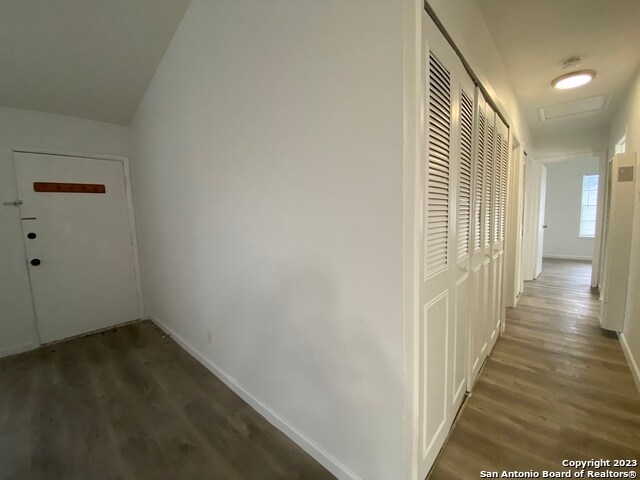 Building Photo - 4835 Vlg Vw Dr