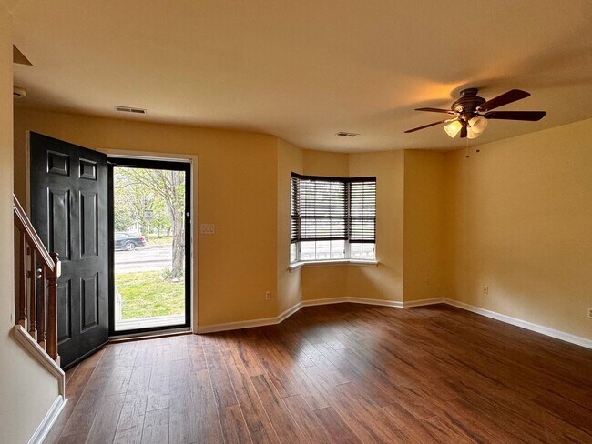 Foto del edificio - Briarwood Townhome close to NGIC and Hollymead Town Center!