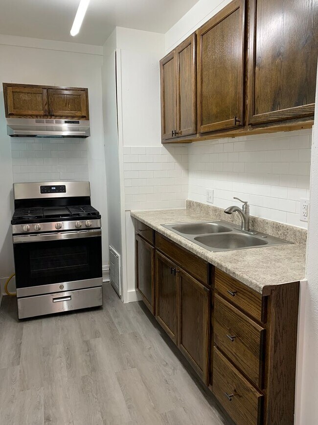 Foto del edificio - 832 S. Moffett Ave