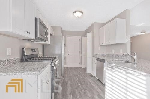 Foto del edificio - 300 Jasmine Dr