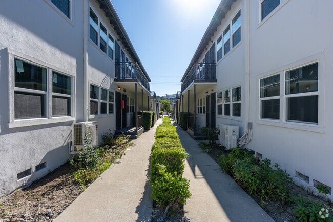 Courtyard - 715-721 Garfield Ave