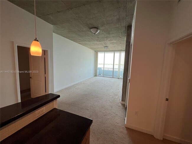 Foto del edificio - 300 S Australian Ave