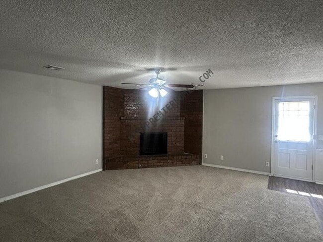 Building Photo - 900 S 27th St