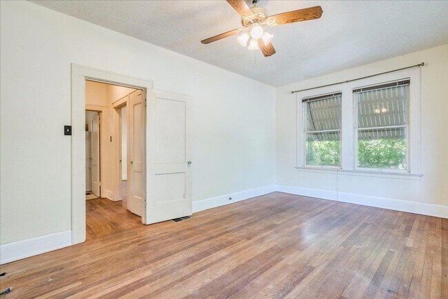 Foto del edificio - 1103 W 22nd St