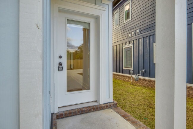 Building Photo - 520 N De Villiers St