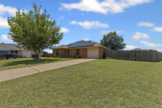Building Photo - Welcome to this inviting 3-bedroom, 2-bath...
