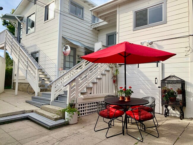 Building Photo - 2528 De La Vina St