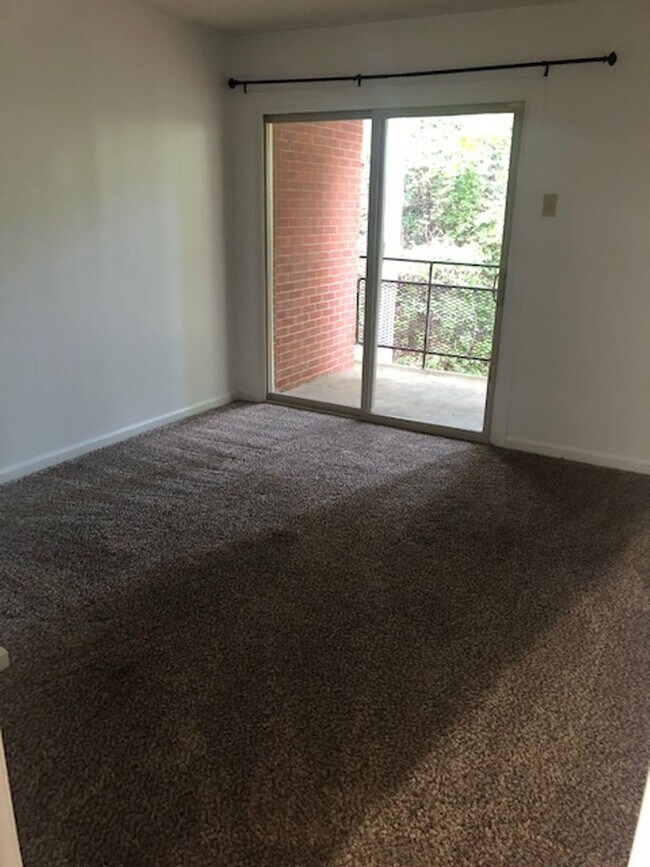 Foto del edificio - 2 Bed 1 Bath Apartment in Gated Community with Pool!