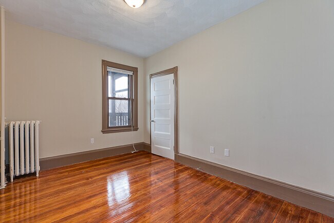Building Photo - 94 Gladstone St