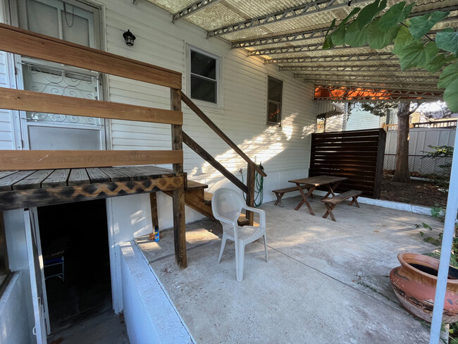 Building Photo - 9536 Theodosia Ave