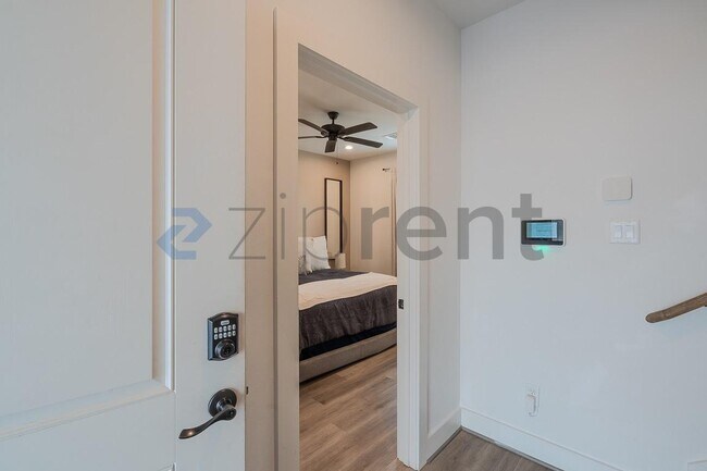 Building Photo - Unit B