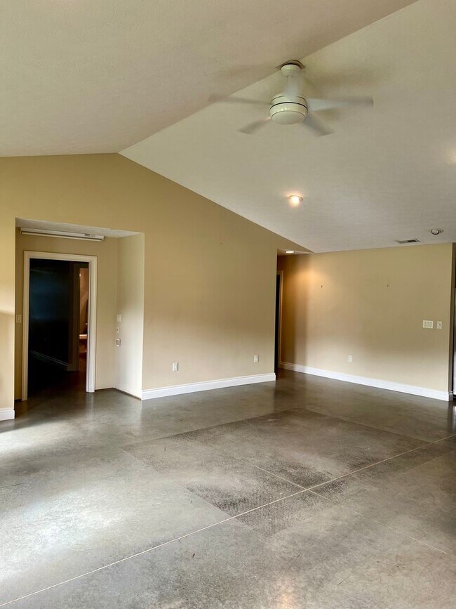 Building Photo - Spacious 4 bedroom house in the heart of H...