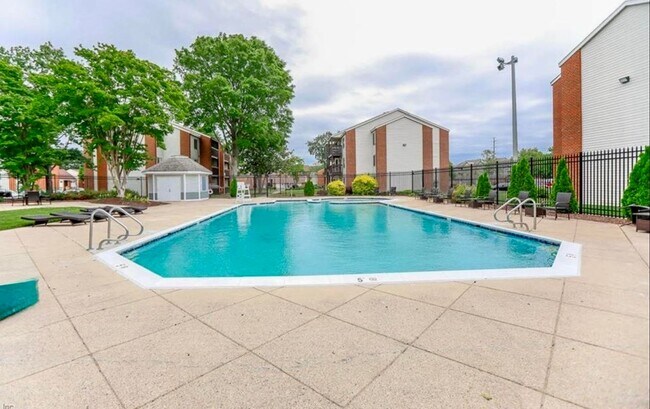 Foto del edificio - Welcome to Hampton Club – a gated community offering comfort, convenience, and peace of mind!