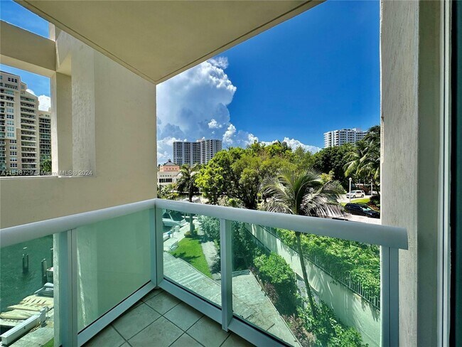 Foto del edificio - 3370 NE 190th St