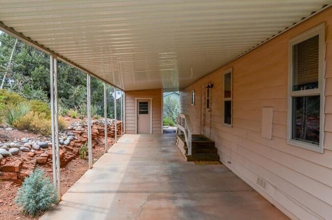 Building Photo - 401 Sunset Hills Dr