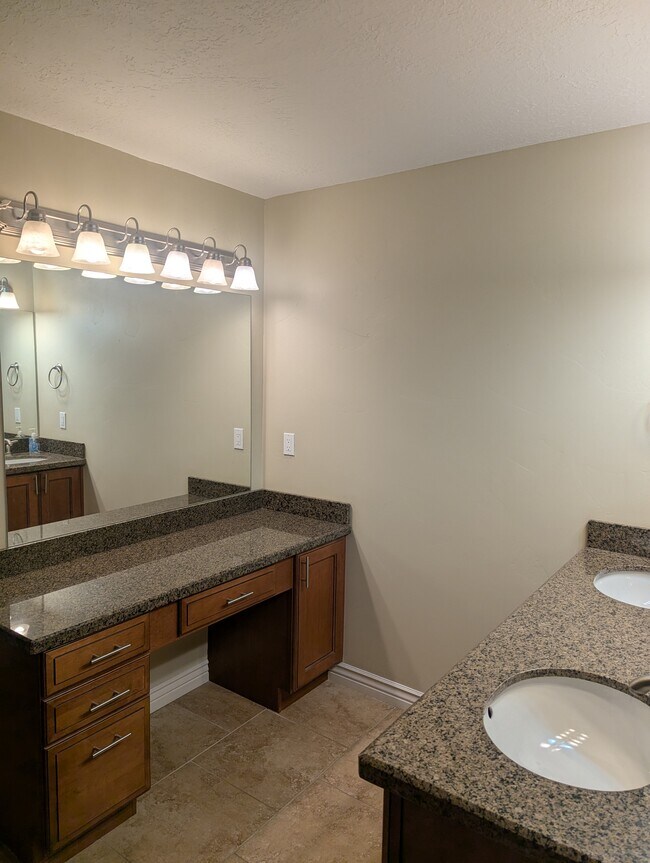 Foto del edificio - 1235 E Wolf Hollow Ln