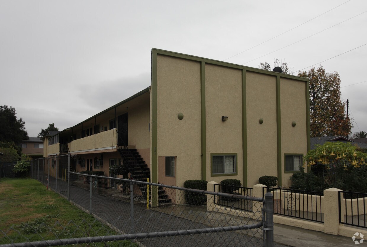 Primary Photo - 944 N Vine Ave