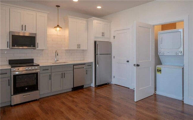 Building Photo - 15 Cranston Ave