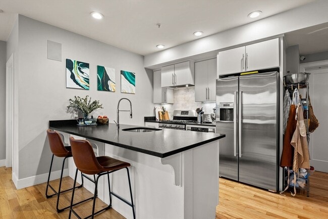 Building Photo - 339 W Broadway