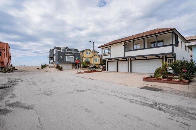 Building Photo - Oxnard Hollywood Beach Duplex
