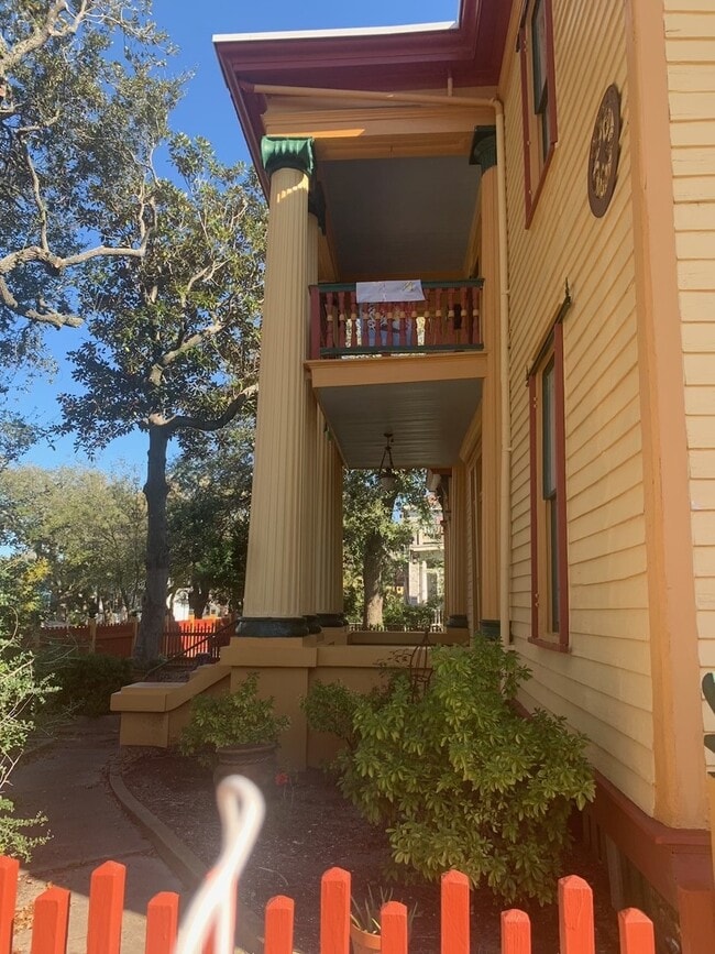Building Photo - 2927 Bernardo De Galvez Ave