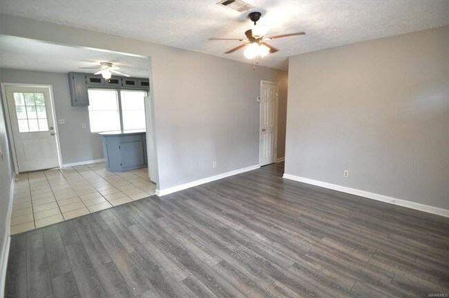 Foto del edificio - 2140 Cherrywood Dr