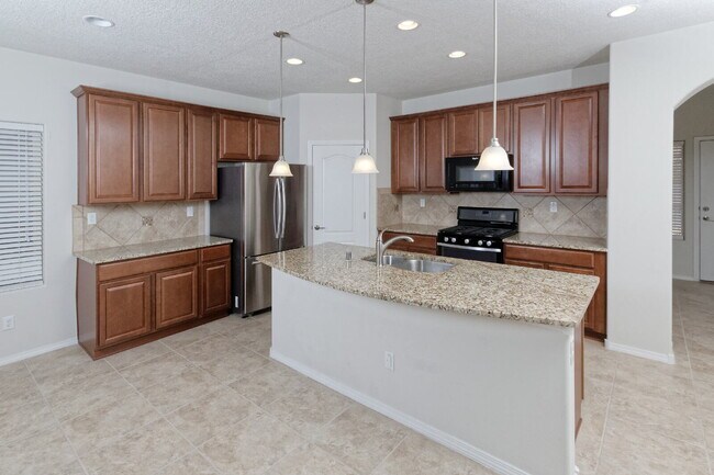 Foto del edificio - Larger 1 story home in Loma Colorado across the street from small park.