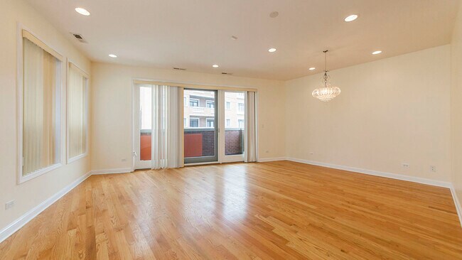 Building Photo - 1449 W Fullerton Ave