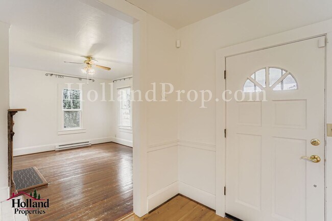 Foto del edificio - Charming Historic 3-Bedroom Home for Lease! NEW PRICE at $2,245 plus move in Special $150 credit ...