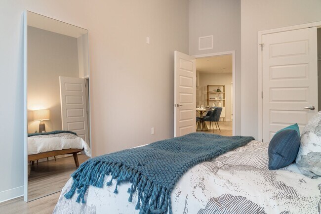 Dormitorio con armario empotrado y techo alto. - Liberty Lofts