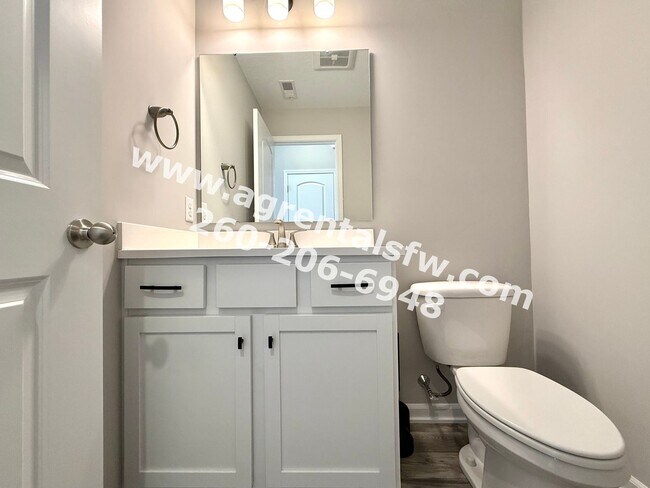 Building Photo - 3 Bedroom Residence