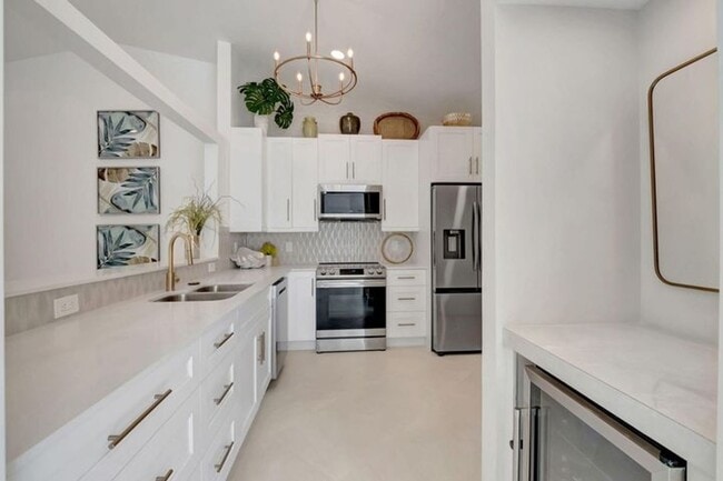 Building Photo - 15465 Lake Magnolia Pl