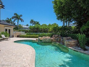 Building Photo - 194 4th Ave N