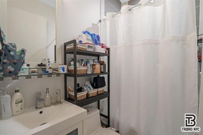 Foto del edificio - 3 bedroom in ASTORIA NY 11106