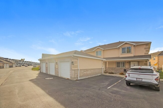 Building Photo - Charming 2 Bedroom Home with Modern Comforts and Pet-Friendly Living - Available NOW!