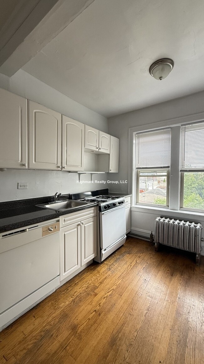 Building Photo - 2853 W Berteau Ave