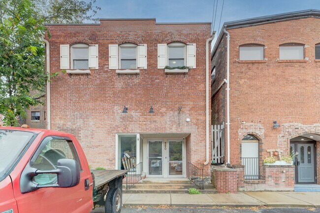 Building Photo - 750 Main St