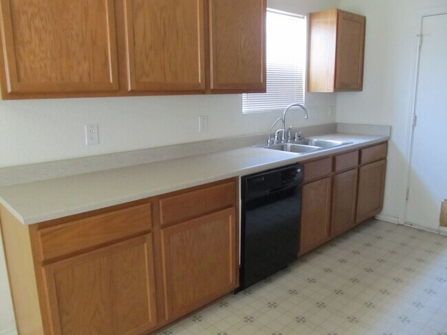 Building Photo - 3210 Viewcrest Dr